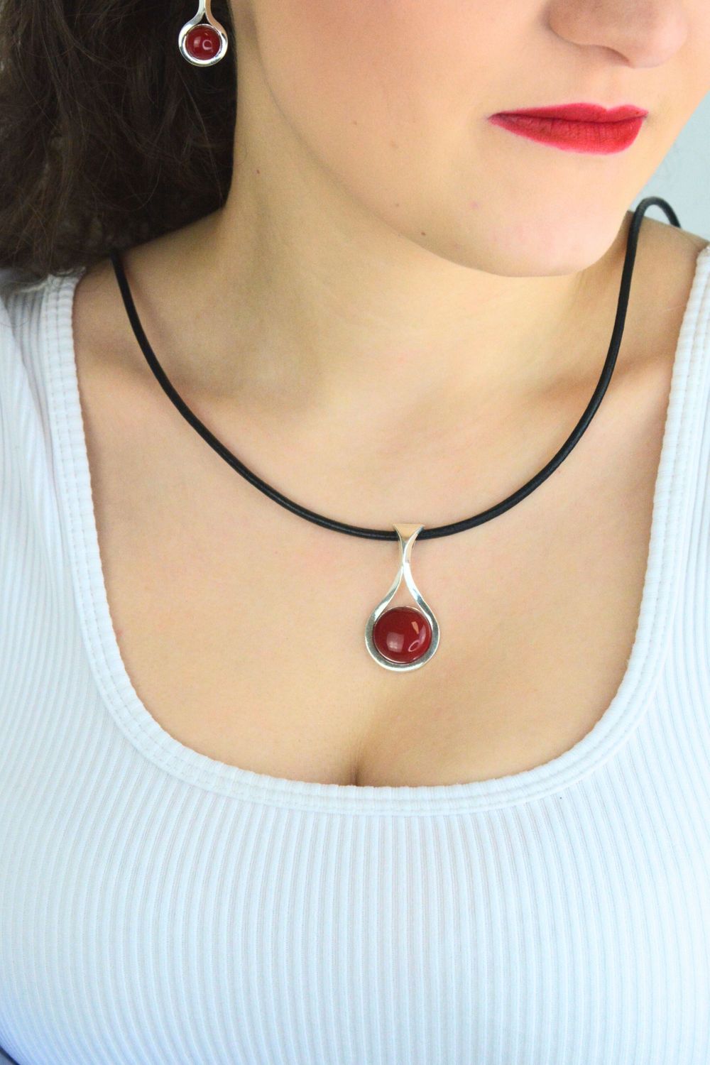 Łezka zawieszka damska srebrna 925 DIA-ZAW-13993-925 zdobiona okrągłym koralem. Wymiary 4,5 × 2,0 cm, waga 6,00 g. Elegancka i efektowna.1.jpg