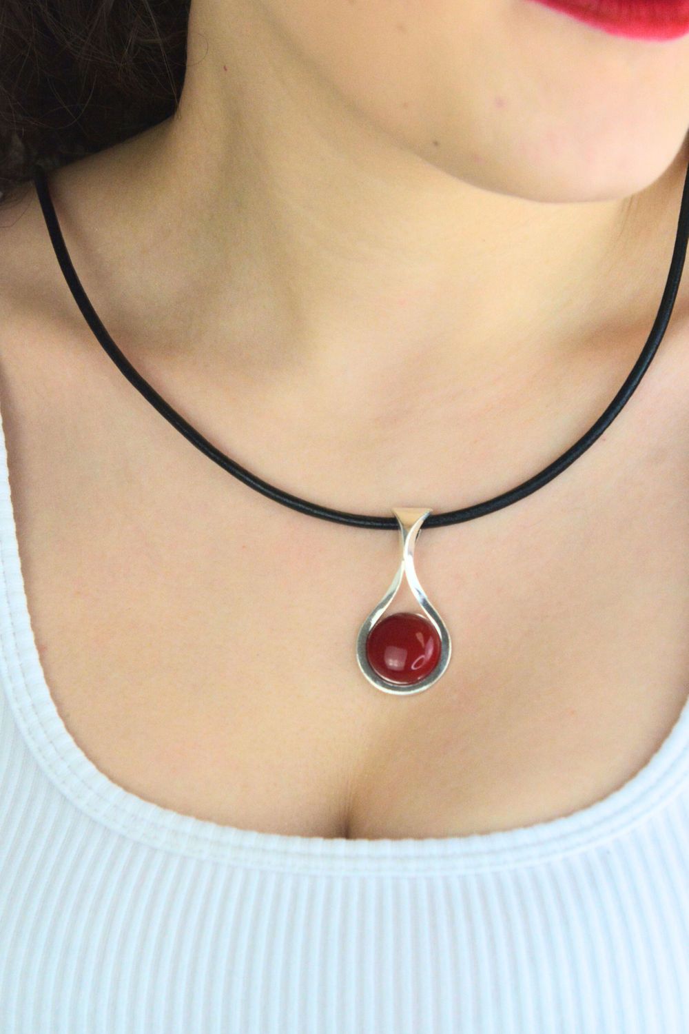 Łezka zawieszka damska srebrna 925 DIA-ZAW-13993-925 zdobiona okrągłym koralem. Wymiary 4,5 × 2,0 cm, waga 6,00 g. Elegancka i efektowna.1.jpg