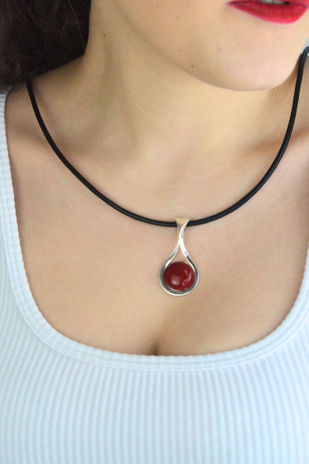 Łezka zawieszka damska srebrna 925 DIA-ZAW-13993-925 zdobiona okrągłym koralem. Wymiary 4,5 × 2,0 cm, waga 6,00 g. Elegancka i efektowna.1.jpg