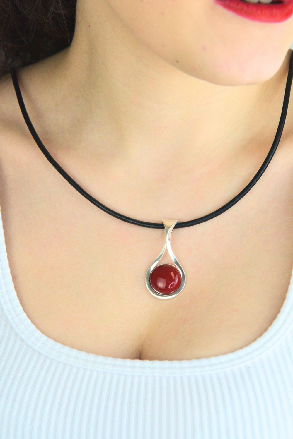 Łezka zawieszka damska srebrna 925 DIA-ZAW-13993-925 zdobiona okrągłym koralem. Wymiary 4,5 × 2,0 cm, waga 6,00 g. Elegancka i efektowna.1.jpg