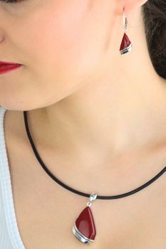 Srebrna zawieszka damska 925 z koralem – łezka DIA-ZAW-13994-925 (2).jpg