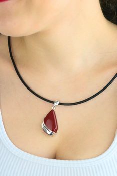 Srebrna zawieszka damska 925 z koralem – łezka DIA-ZAW-13994-925 (3).jpg