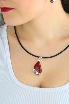 Srebrna zawieszka damska 925 z koralem – łezka DIA-ZAW-13994-925 (4).jpg