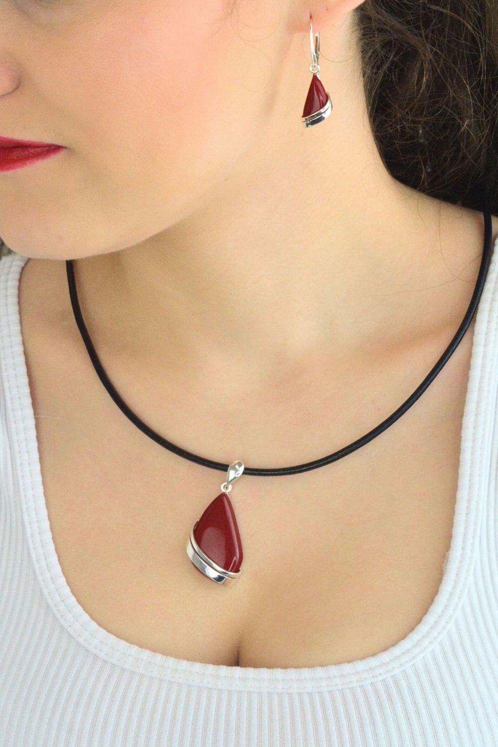 Łezka zawieszka damska srebrna 925 DIA-ZAW-13994-925 zdobiona koralem. Wymiary 6,0 × 2,1 cm, waga 9,00 g. Elegancka i efektowna biżuteria.1.jpg