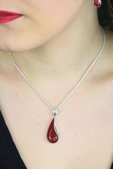 Zawieszka srebrna 925 z koralem – łezka  DIA-ZAW-13995-925  Elegancka biżuteria damska (4).jpg