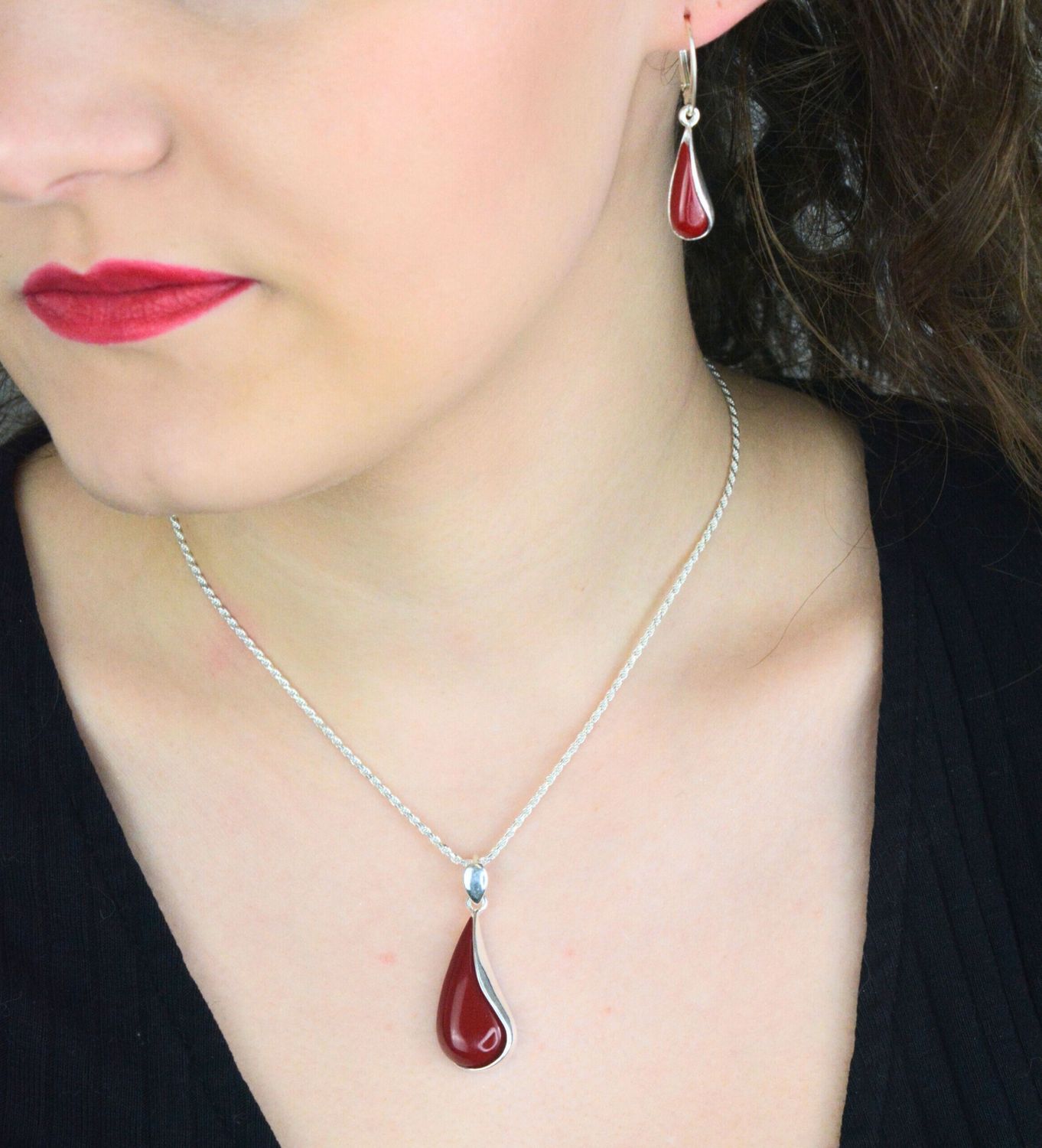 Elegancka zawieszka srebrna próby 925 w kształcie łezki zdobiona naturalnym koralem. Model DIA-ZAW-13995-925, długość 4 cm, szerokość 1,5 cm, waga 4,90 g. Doskonały dodatek do łańcuszka 1.jpg