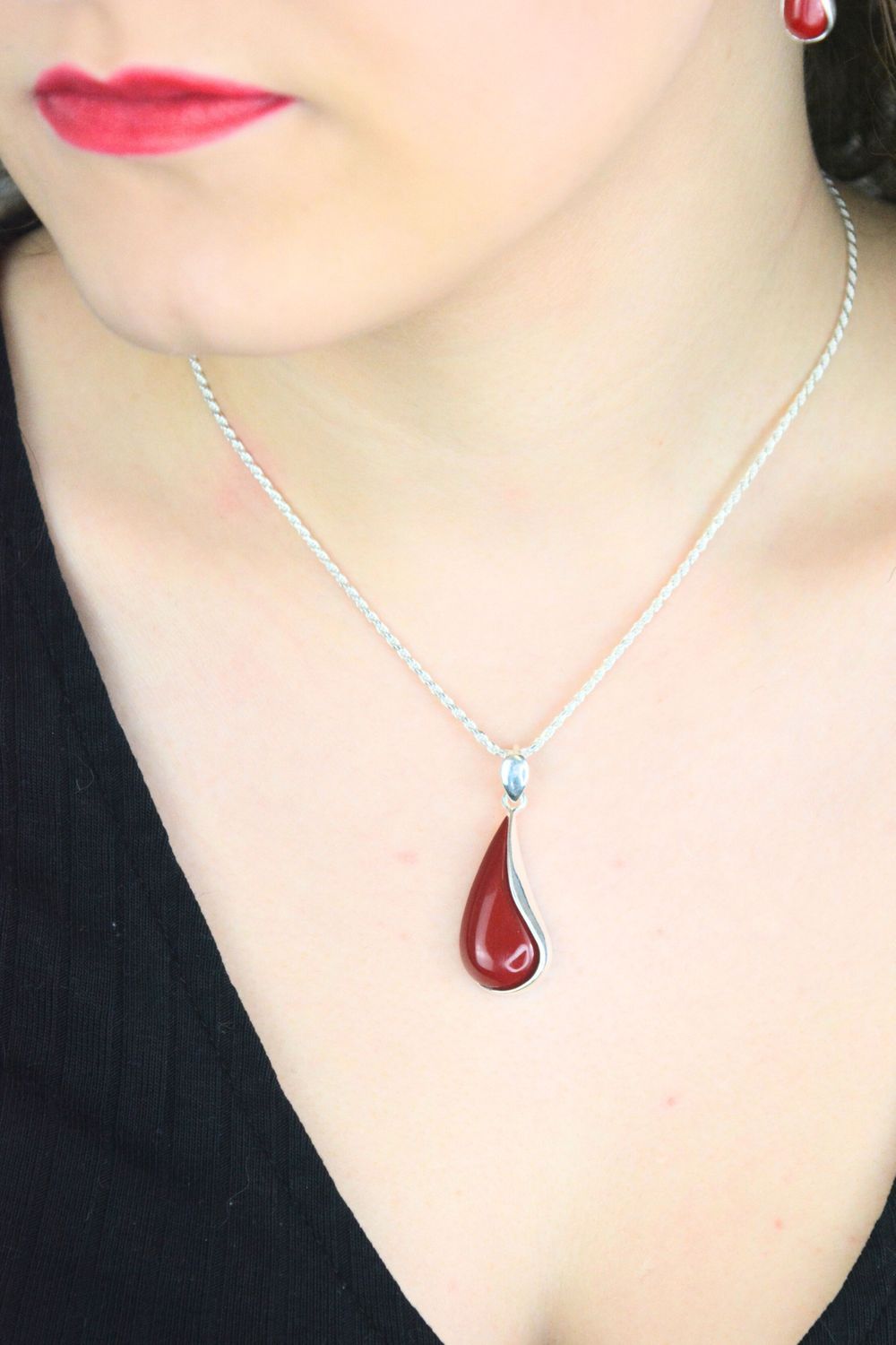 Elegancka zawieszka srebrna próby 925 w kształcie łezki zdobiona naturalnym koralem. Model DIA-ZAW-13995-925, długość 4 cm, szerokość 1,5 cm, waga 4,90 g. Doskonały dodatek do łańcuszka 1.jpg