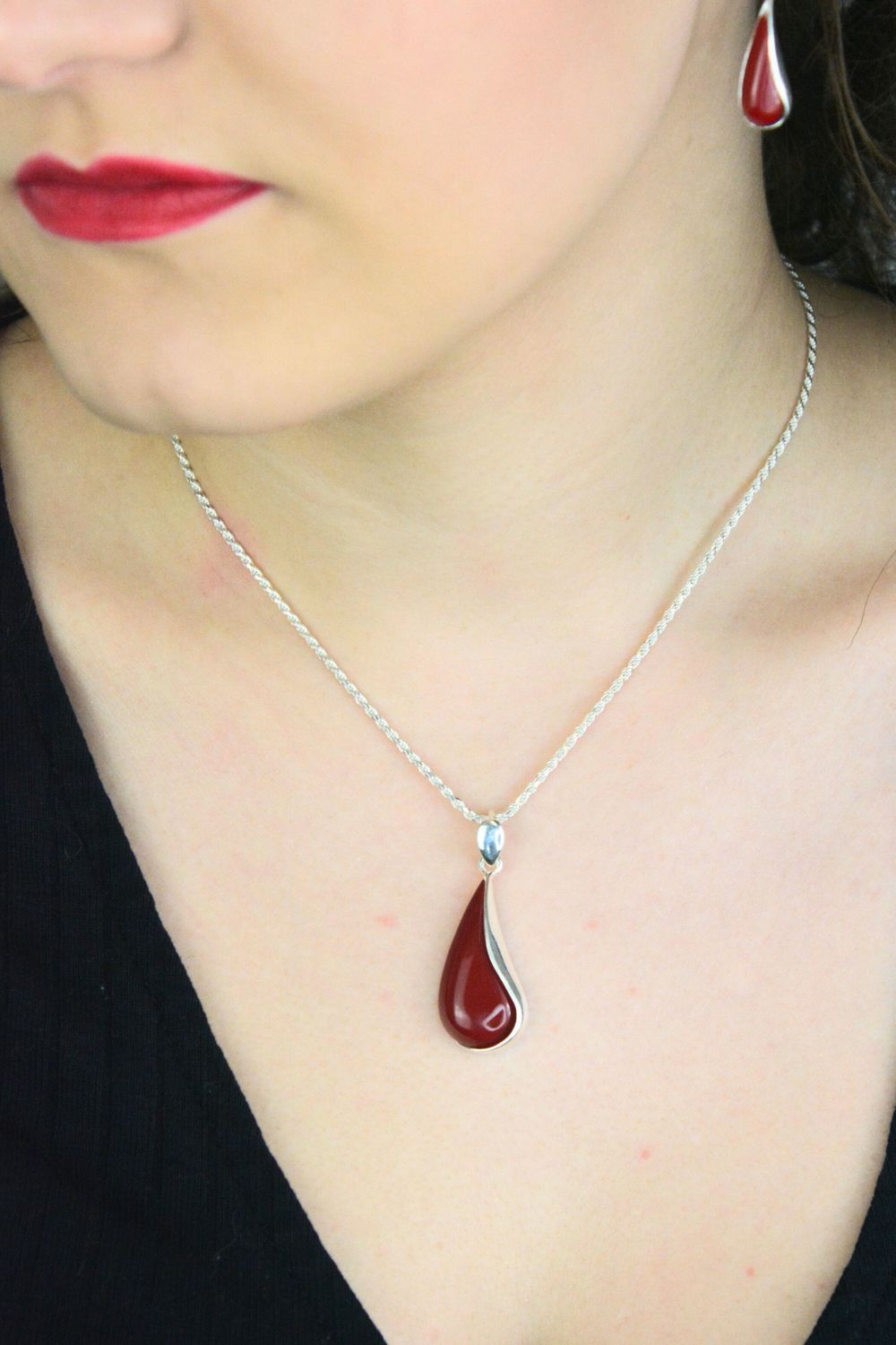 Elegancka zawieszka srebrna próby 925 w kształcie łezki zdobiona naturalnym koralem. Model DIA-ZAW-13995-925, długość 4 cm, szerokość 1,5 cm, waga 4,90 g. Doskonały dodatek do łańcuszka 1.jpg