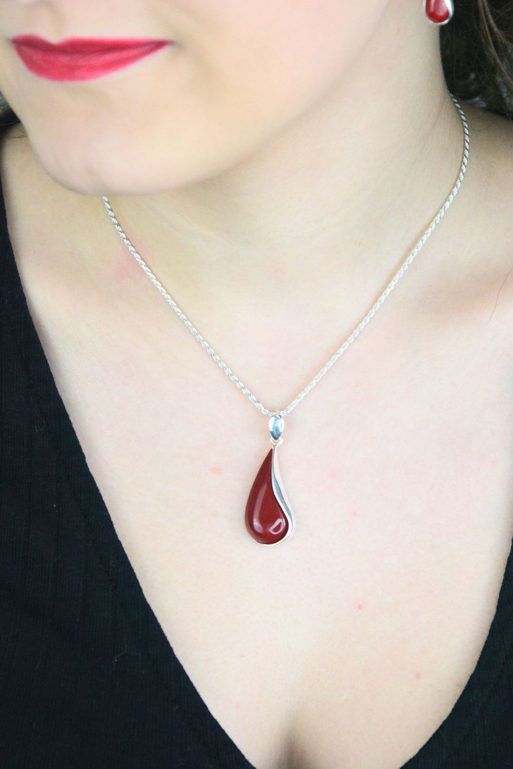 Elegancka zawieszka srebrna próby 925 w kształcie łezki zdobiona naturalnym koralem. Model DIA-ZAW-13995-925, długość 4 cm, szerokość 1,5 cm, waga 4,90 g. Doskonały dodatek do łańcuszka 1.jpg