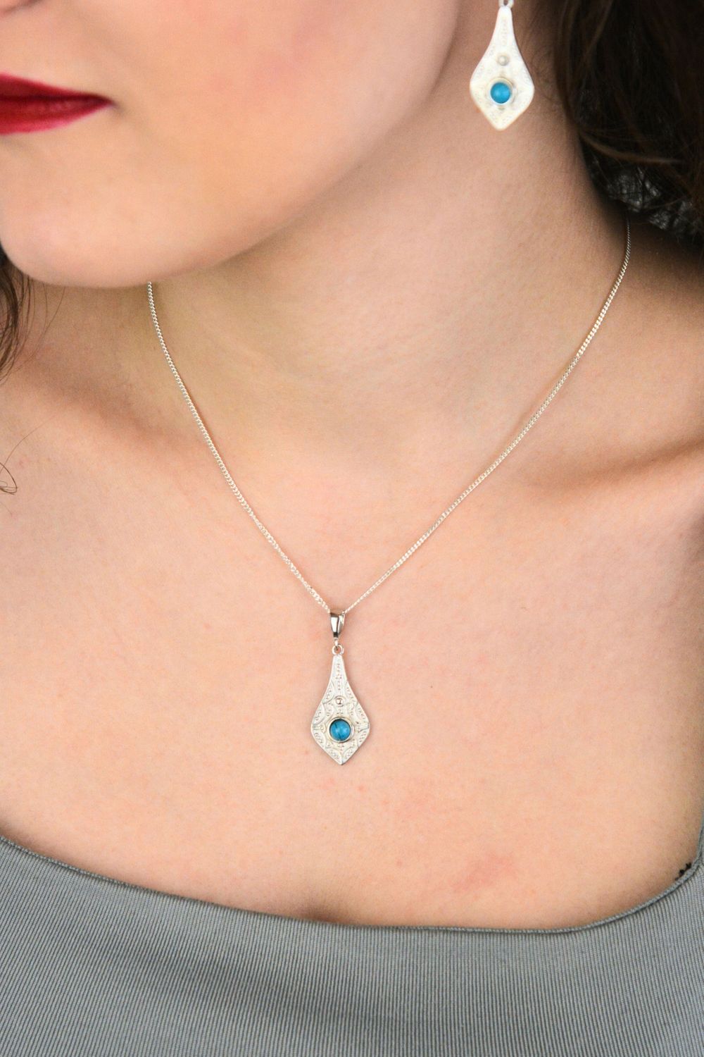 Elegancka zawieszka srebrna próby 925 w geometrycznym kształcie, zdobiona małym, okrągłym turkusem. Model DIA-ZAW-13996-925, długość z oczkiem 3,7 cm, szerokość 1,4 cm, waga 2,5 g. Idealny 1.jpg