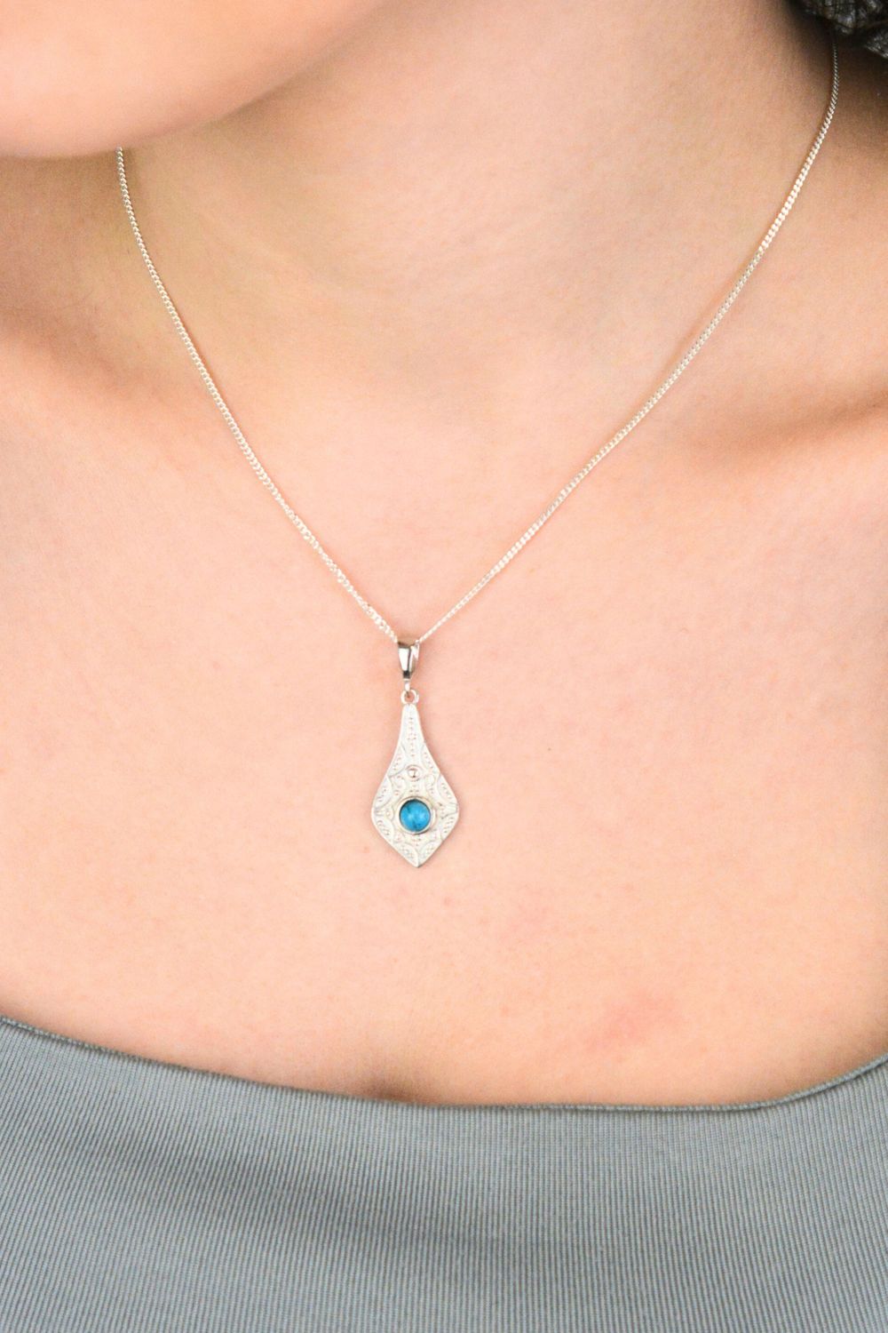 Elegancka zawieszka srebrna próby 925 w geometrycznym kształcie, zdobiona małym, okrągłym turkusem. Model DIA-ZAW-13996-925, długość z oczkiem 3,7 cm, szerokość 1,4 cm, waga 2,5 g. Idealny 1.jpg