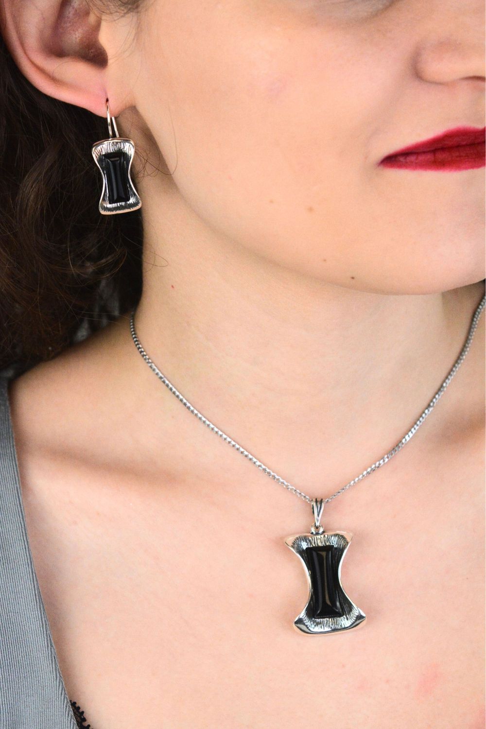 Elegancka zawieszka srebrna próby 925 w kształcie prostokąta, zdobiona naturalnym onyksowym kamieniem. Model DIA-ZAW-13997-925, długość 4,2 cm, szerokość 2,5 cm, waga 6,60 g.1.jpg