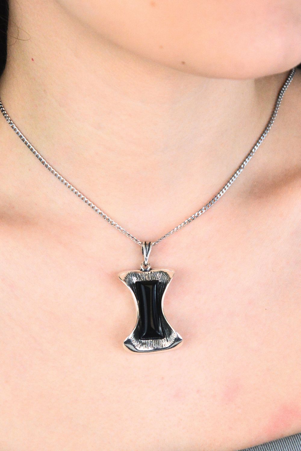 Elegancka zawieszka srebrna próby 925 w kształcie prostokąta, zdobiona naturalnym onyksowym kamieniem. Model DIA-ZAW-13997-925, długość 4,2 cm, szerokość 2,5 cm, waga 6,60 g.1.jpg