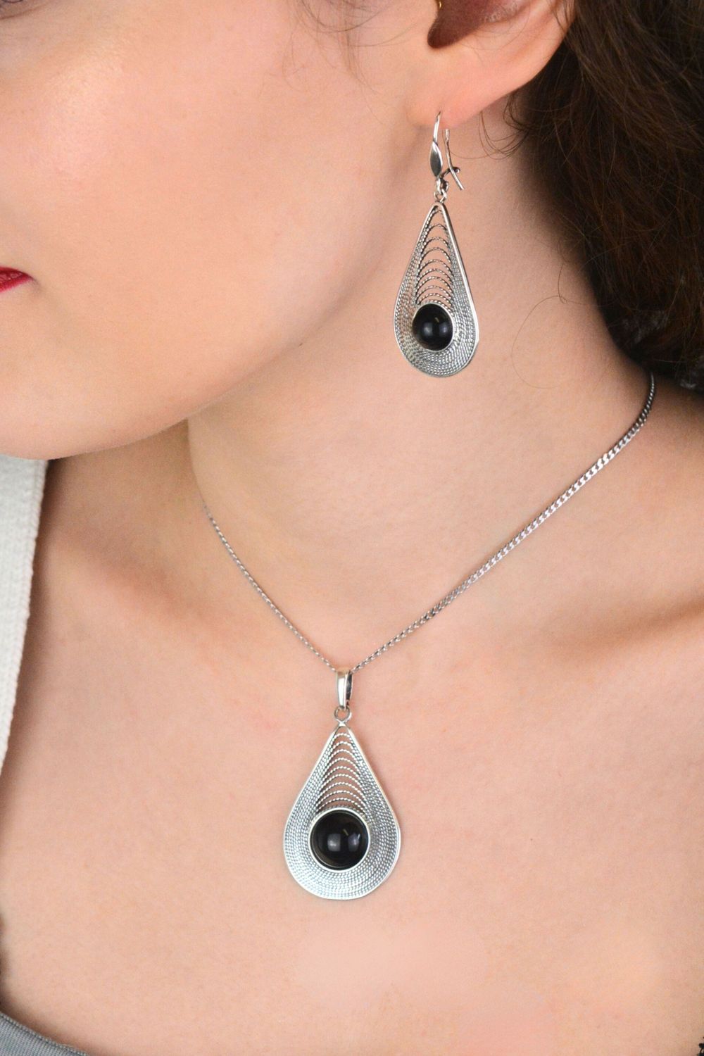 Łezka zawieszka damska srebrna 925 DIA-ZAW-13998-925 zdobiona okrągłym onyksem. Wymiary 5,5 × 3,0 cm, waga 7,00 g. Elegancka i efektowna.1.jpg