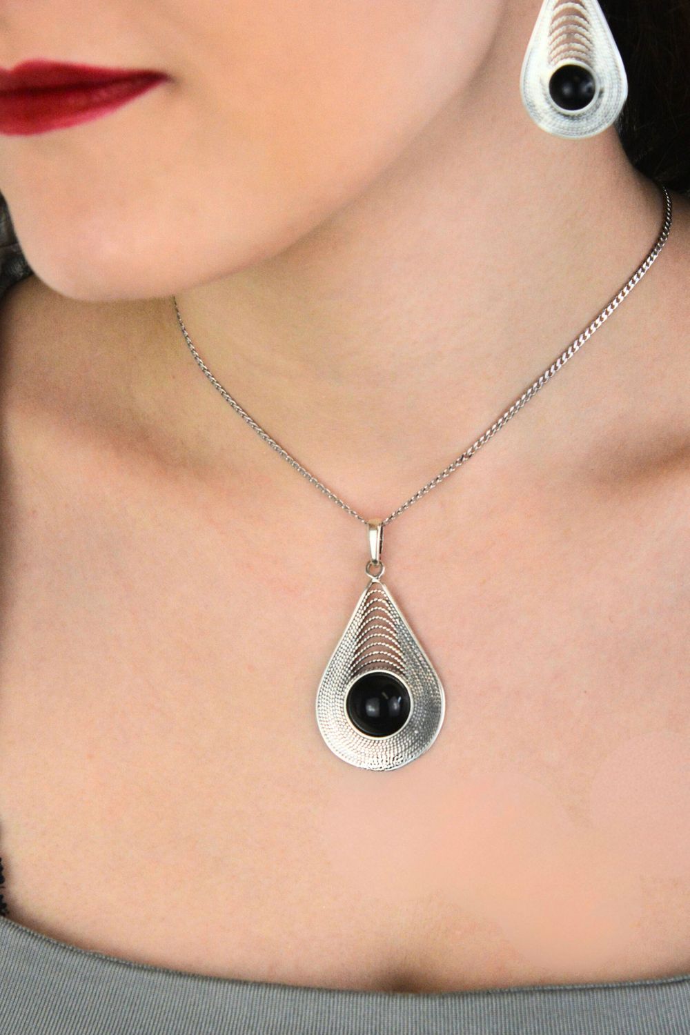 Łezka zawieszka damska srebrna 925 DIA-ZAW-13998-925 zdobiona okrągłym onyksem. Wymiary 5,5 × 3,0 cm, waga 7,00 g. Elegancka i efektowna.1.jpg