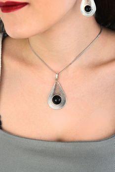 Łezka zawieszka damska srebrna 925 DIA-ZAW-13998-925 zdobiona okrągłym onyksem. Wymiary 5,5 × 3,0 cm, waga 7,00 g. Elegancka i efektowna (2).jpg