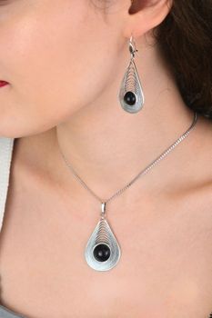 Łezka zawieszka damska srebrna 925 DIA-ZAW-13998-925 zdobiona okrągłym onyksem. Wymiary 5,5 × 3,0 cm, waga 7,00 g. Elegancka i efektowna (3).jpg