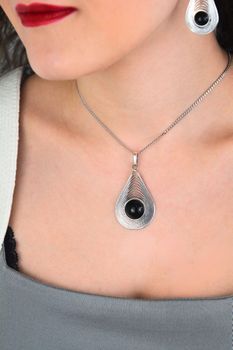 Łezka zawieszka damska srebrna 925 DIA-ZAW-13998-925 zdobiona okrągłym onyksem. Wymiary 5,5 × 3,0 cm, waga 7,00 g. Elegancka i efektowna (4).jpg