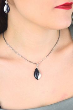 Łezka zawieszka damska srebrna 925 DIA-ZAW-13999-925 zdobiona srebrem i kamieniem Noc Kairu. Wymiary 3,5 × 1,5 cm, waga 3,50 g. Elegancka i subtelna (1).jpg