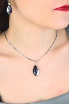 Łezka zawieszka damska srebrna 925 DIA-ZAW-13999-925 zdobiona srebrem i kamieniem Noc Kairu. Wymiary 3,5 × 1,5 cm, waga 3,50 g. Elegancka i subtelna (2).jpg