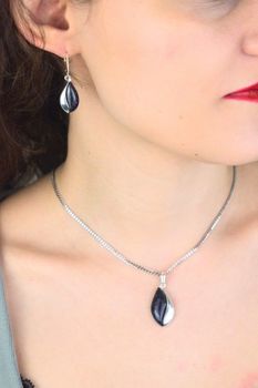 Łezka zawieszka damska srebrna 925 DIA-ZAW-13999-925 zdobiona srebrem i kamieniem Noc Kairu. Wymiary 3,5 × 1,5 cm, waga 3,50 g. Elegancka i subtelna (3).jpg