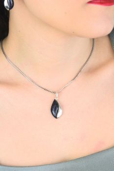 Łezka zawieszka damska srebrna 925 DIA-ZAW-13999-925 zdobiona srebrem i kamieniem Noc Kairu. Wymiary 3,5 × 1,5 cm, waga 3,50 g. Elegancka i subtelna (4).jpg