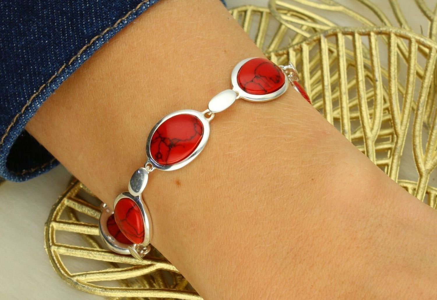 Owalna zawieszka damska srebrna 925 zdobiona naturalnym koralem. Wymiary 3,2 × 1,5 cm, waga 3,30 g. Elegancka i uniwersalna biżuteria.1.jpg