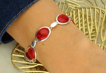 Owalna zawieszka damska srebrna 925 zdobiona naturalnym koralem. Wymiary 3,2 × 1,5 cm, waga 3,30 g. Elegancka i uniwersalna biżuteria.2.jpg