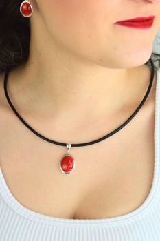 Srebrna zawieszka damska 925 z koralem – owalna, klasycznad (2).jpg