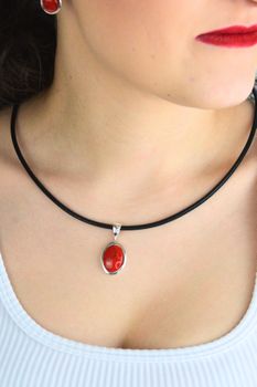 Srebrna zawieszka damska 925 z koralem – owalna, klasycznad (3).jpg