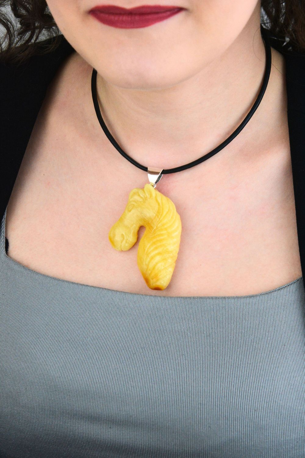 Zawieszka srebrna z motywem konia z naturalnego bursztynu.png