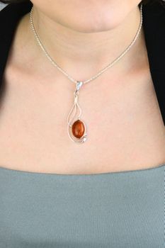 Zawieszka srebrna długa z miodowym bursztynem. Elegancka biżuteria (1).jpg