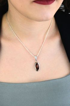 Zawieszka srebrna 925 z bursztynem koniakowym  Elegancka biżuteria damska (1).jpg