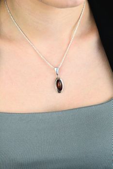 Zawieszka srebrna 925 z bursztynem koniakowym  Elegancka biżuteria damska (2).jpg