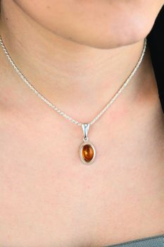 Zawieszka srebrna 925 z bursztynem miodowym 3,5 cm  Elegancka biżuteria damska (1).jpg