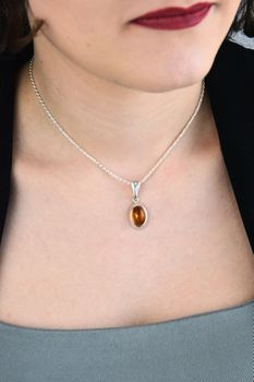 Zawieszka srebrna 925 z bursztynem miodowym 3,5 cm  Elegancka biżuteria damska (2).jpg