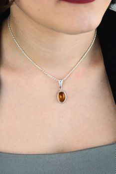 Zawieszka srebrna 925 z bursztynem miodowym 3,5 cm  Elegancka biżuteria damska (3).jpg