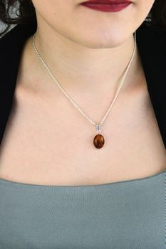 Zawieszka srebrna z owalnym bursztynem. Elegancka biżuteria damska (2).jpg