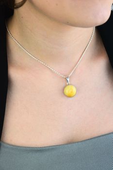 Zawieszka srebrna 925 z bursztynem cieniowanym 3,5 cm  Okrągła żółto-pomarańczowa (2).jpg