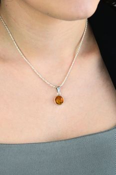 Srebrna zawieszka z okrągłym bursztynem. Elegancka biżuteria damska (3).jpg