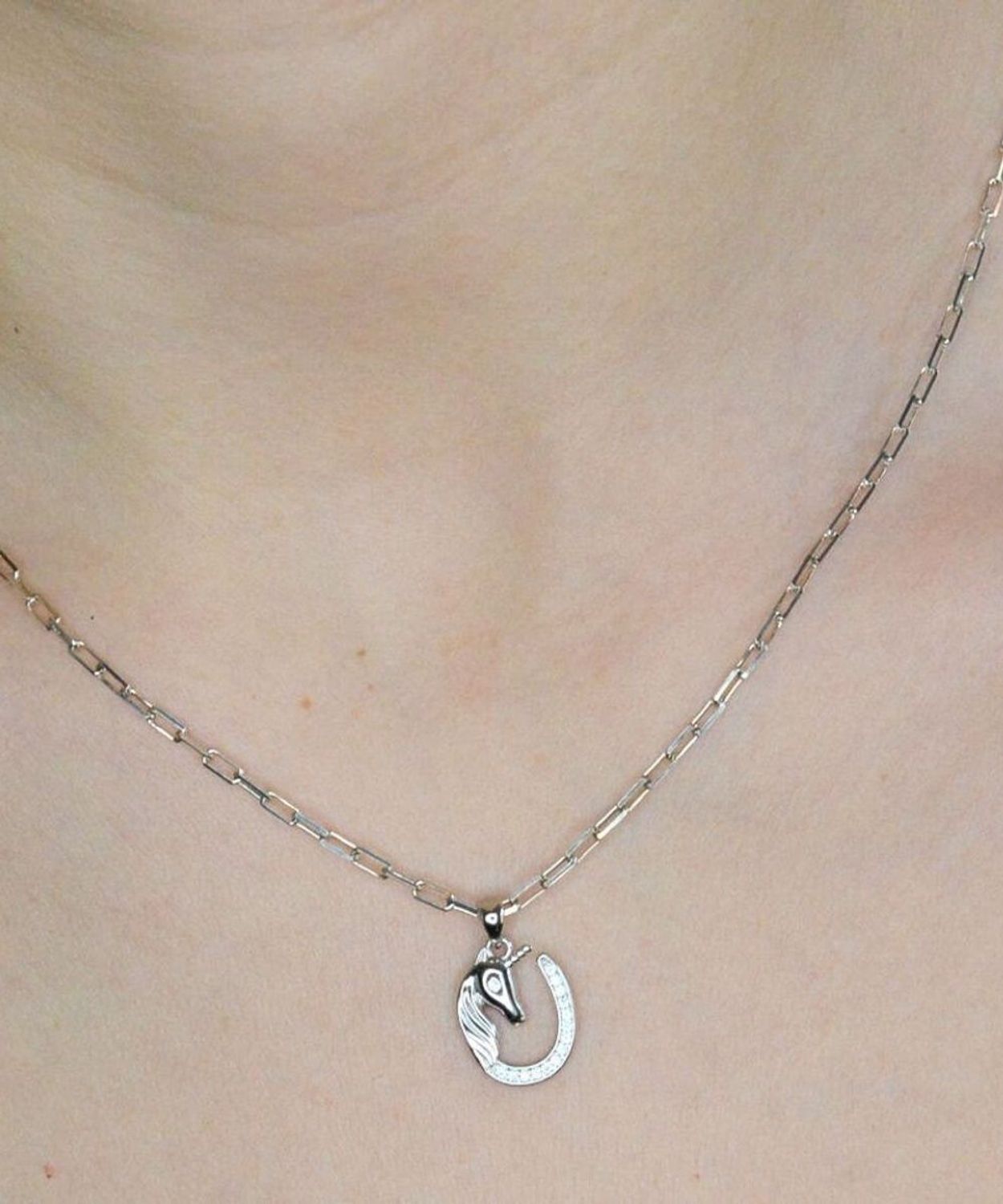 Srebrna zawieszka z jednorożcem – podkowa z cyrkoniami, biżuteria dziecięca 925 jednorożec.jpg