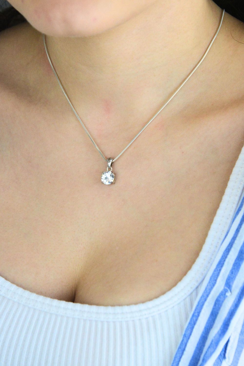 Srebrna zawieszka próby 925 DIA-ZAW-14077-925 z dużą białą cyrkonią. Okrągły kształt, szerokość 8 mm, długość 1,5 cm, waga 1,60 g. Klasyczna i elegancka biżuteria na prezent.1.jpg