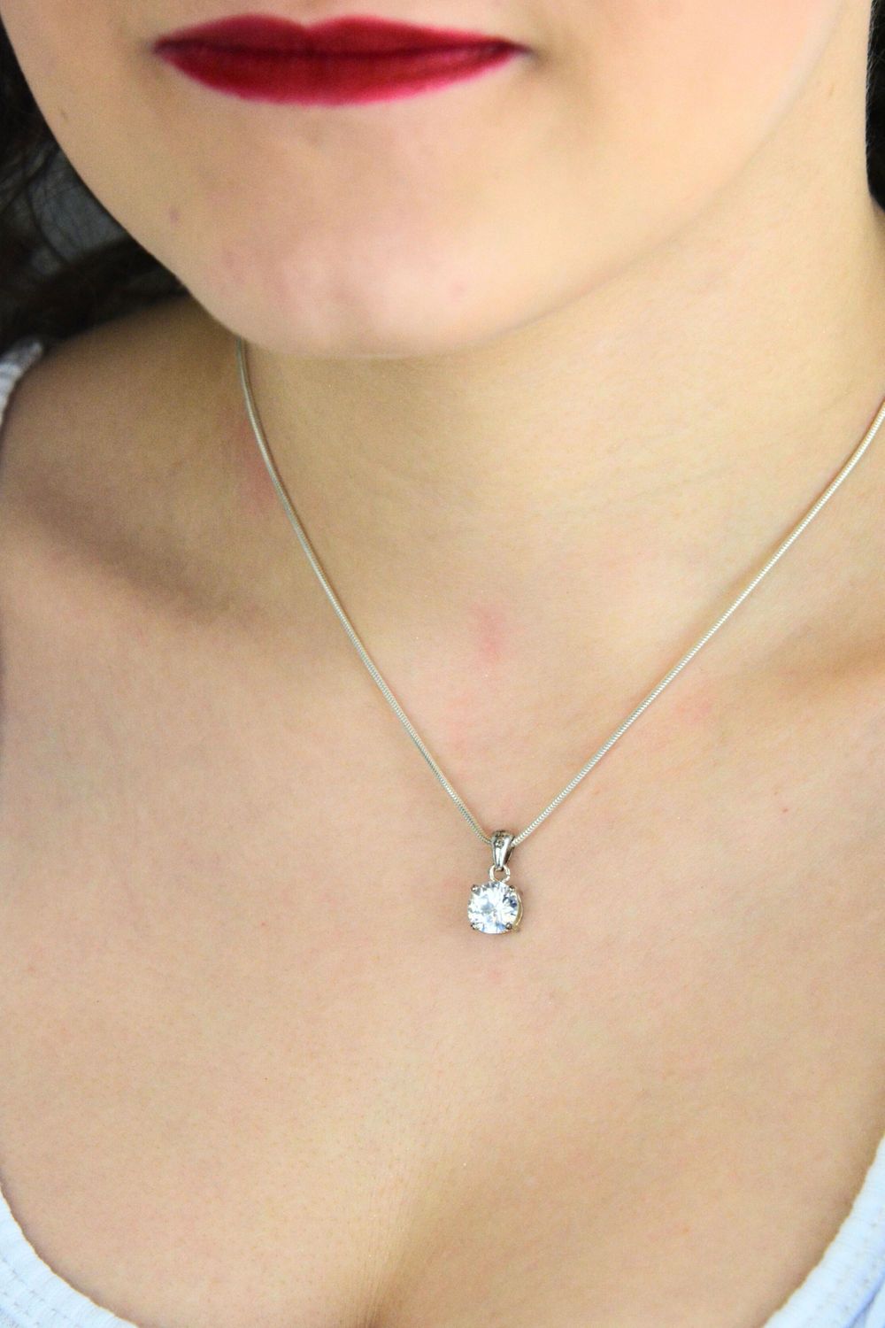 Srebrna zawieszka próby 925 DIA-ZAW-14077-925 z dużą białą cyrkonią. Okrągły kształt, szerokość 8 mm, długość 1,5 cm, waga 1,60 g. Klasyczna i elegancka biżuteria na prezent.1.jpg