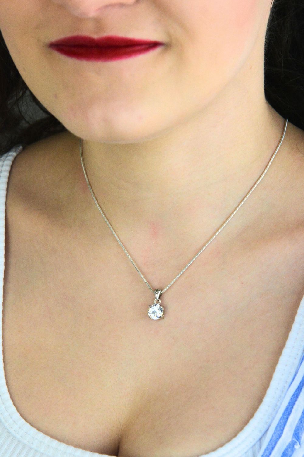 Srebrna zawieszka próby 925 DIA-ZAW-14077-925 z dużą białą cyrkonią. Okrągły kształt, szerokość 8 mm, długość 1,5 cm, waga 1,60 g. Klasyczna i elegancka biżuteria na prezent.1.jpg