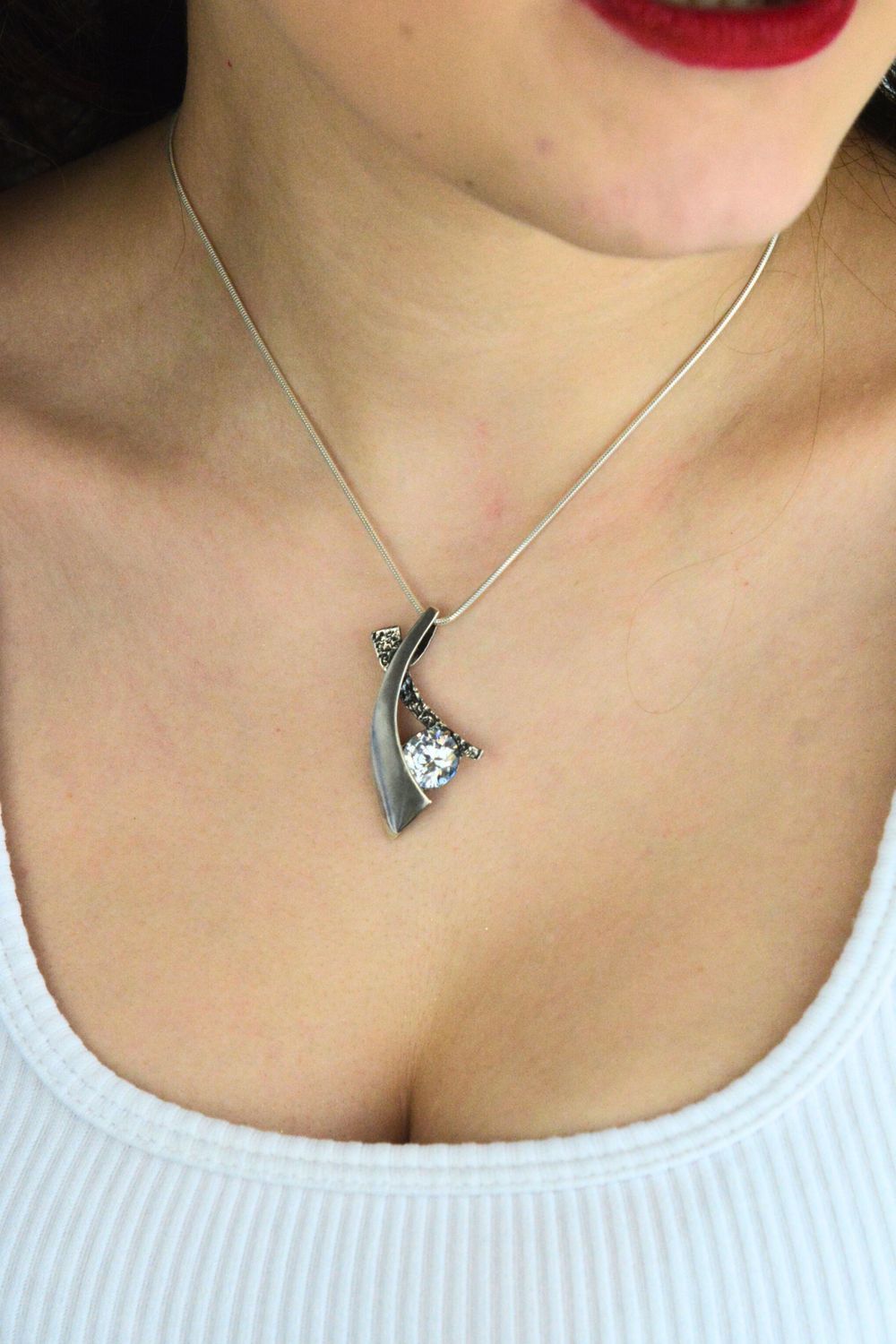 Damska zawieszka srebrna próby 925 DIA-ZAW-14078-925 o geometrycznym kształcie, zdobiona jedną cyrkonią. Długość 4,0 cm, szerokość 2,2 cm, waga 5,57 g. Nowoczesna i elegancka biżuteria.1.jpg