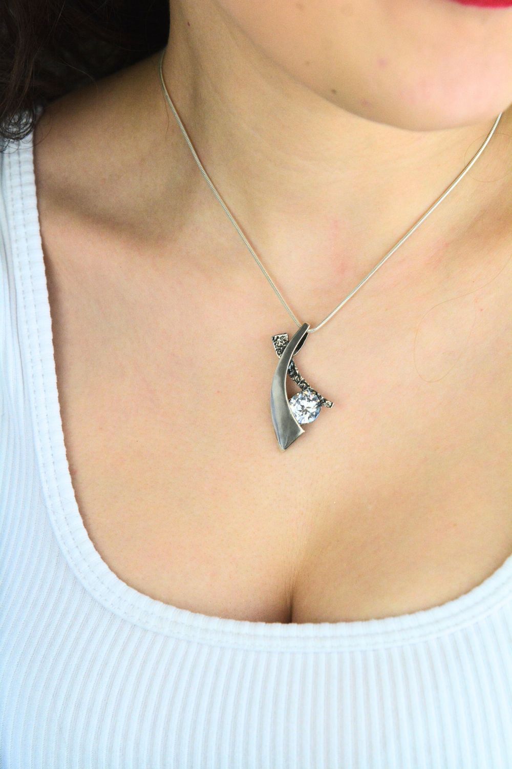 Damska zawieszka srebrna próby 925 DIA-ZAW-14078-925 o geometrycznym kształcie, zdobiona jedną cyrkonią. Długość 4,0 cm, szerokość 2,2 cm, waga 5,57 g. Nowoczesna i elegancka biżuteria.1.jpg