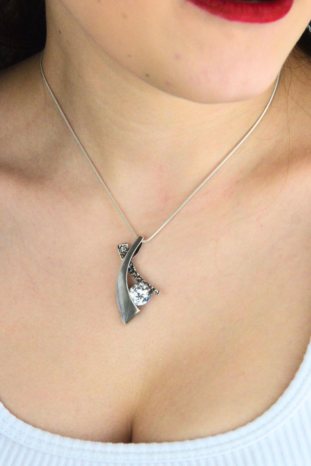 Damska zawieszka srebrna próby 925 DIA-ZAW-14078-925 o geometrycznym kształcie, zdobiona jedną cyrkonią. Długość 4,0 cm, szerokość 2,2 cm, waga 5,57 g. Nowoczesna i elegancka biżuteria.1.jpg