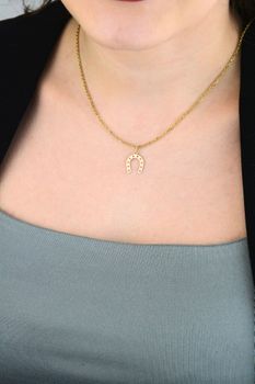 Złota zawieszka podkowa 375 – amulet szczęścia, elegancki prezent (1).jpg