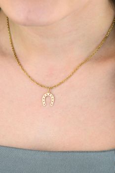 Złota zawieszka podkowa 375 – amulet szczęścia, elegancki prezent (3).jpg