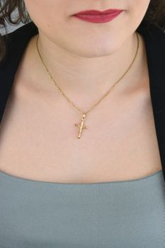 Złota zawieszka krzyżyk z Jezusem 375 2,7 cm religijna (2).jpg
